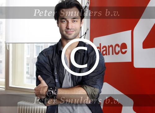 Amsterdam 8 m aart 2012
Jan Kooijman reikt prijs uit. Jan heeft Nialaya armband om.
Peter Smulders bv