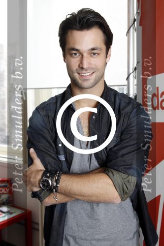 Amsterdam 8 m aart 2012
Jan Kooijman reikt prijs uit. Jan heeft Nialaya armband om.
Peter Smulders bv
