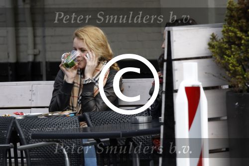 Amsterdam 14 april 2012
Liza Sips met een vriendin op terras.
Peter Smulders bv