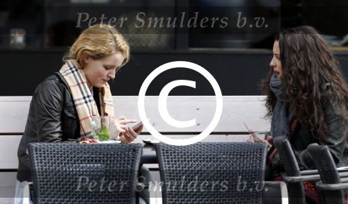 Amsterdam 14 april 2012
Liza Sips met een vriendin op terras.
Peter Smulders bv