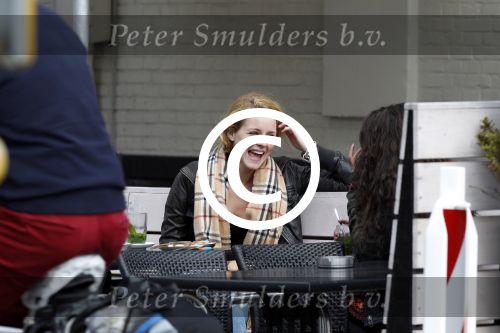 Amsterdam 14 april 2012
Liza Sips met een vriendin op terras.
Peter Smulders bv