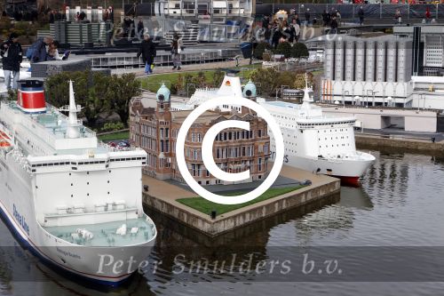 Scheveningen Den Haag 7 april 2012
Heropening Madurodam met oa aanwezig Humberto Tan met vrouw en kinderen Wendy v Dijk en Erland Galjaard met dochter Lizzy en Rob Geus met zijn dochter.
Peter Smulders bv