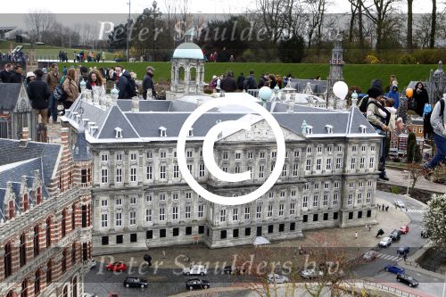 Scheveningen Den Haag 7 april 2012
Heropening Madurodam met oa aanwezig Humberto Tan met vrouw en kinderen Wendy v Dijk en Erland Galjaard met dochter Lizzy en Rob Geus met zijn dochter.
Peter Smulders bv