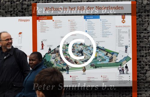 Scheveningen Den Haag 7 april 2012
Heropening Madurodam met oa aanwezig Humberto Tan met vrouw en kinderen Wendy v Dijk en Erland Galjaard met dochter Lizzy en Rob Geus met zijn dochter.
Peter Smulders bv