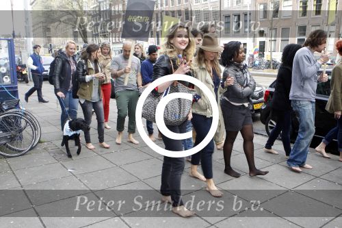 Amsterdam 10 april 2012
oa Maria Kooistra loopt op blote voeten door Amsterdam.
Peter Smulders bv