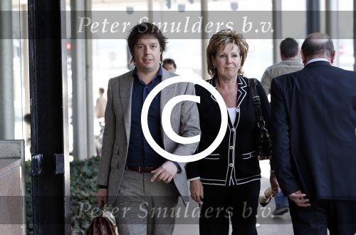 Den Haag 26 maart 2012
Rechtszaak Marianne Weber en Rocket ( peter Habrinks) ivm Sieneke. Sieneke komt samen met de vriendin van Marianne Rita aan bij de rechtbank van Den Haag.
Peter Smulders bv