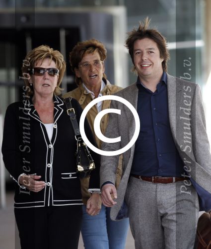 Den Haag 26 maart 2012
Rechtszaak Marianne Weber en Rocket ( peter Habrinks) ivm Sieneke. Sieneke komt samen met de vriendin van Marianne Rita aan bij de rechtbank van Den Haag.
Peter Smulders bv