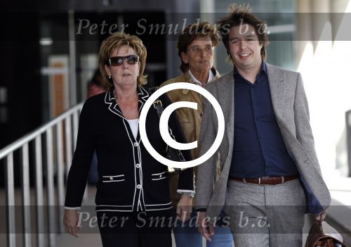 Den Haag 26 maart 2012
Rechtszaak Marianne Weber en Rocket ( peter Habrinks) ivm Sieneke. Sieneke komt samen met de vriendin van Marianne Rita aan bij de rechtbank van Den Haag.
Peter Smulders bv