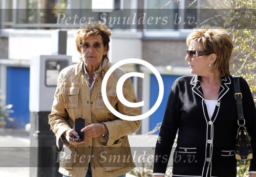 Den Haag 26 maart 2012
Rechtszaak Marianne Weber en Rocket ( peter Habrinks) ivm Sieneke. Sieneke komt samen met de vriendin van Marianne Rita aan bij de rechtbank van Den Haag.
Peter Smulders bv