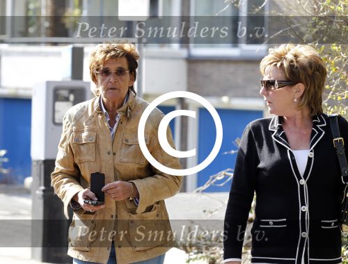 Den Haag 26 maart 2012
Rechtszaak Marianne Weber en Rocket ( peter Habrinks) ivm Sieneke. Sieneke komt samen met de vriendin van Marianne Rita aan bij de rechtbank van Den Haag.
Peter Smulders bv