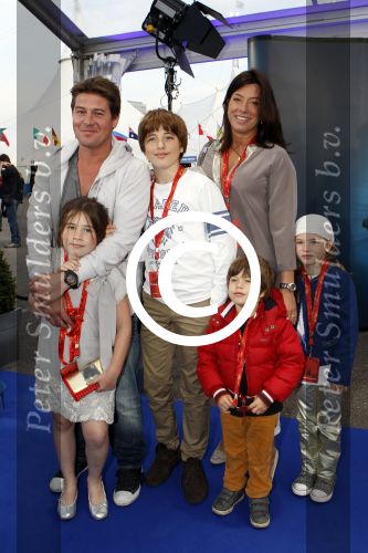 Amsterdam 27 maart 2012
Premiere cirque du Soleil bij de amsterdam Arena. Martijn en Amanda Krabbe met hun kinderen
Peter Smulders bv
