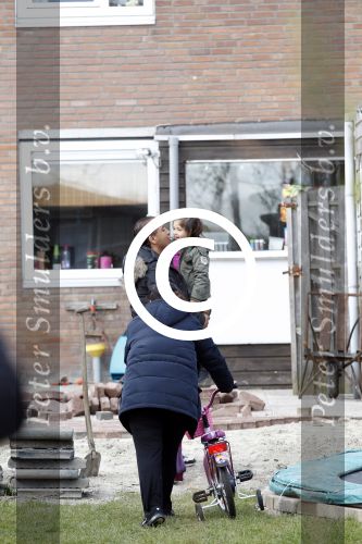 Slootdorp 12 en 13 april 2012
Constanza Breukhoven en haar man Mohammed en kinderen Soraiya en Semmy wonen sinds deze week in het friese dorp Slootdorp.
Peter Smulders bv