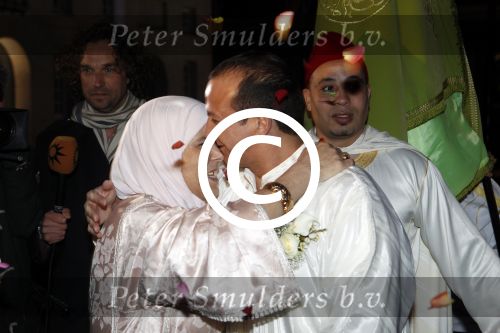 Amsterdam 5 april 2012
Najib Amhali en zijn vrouw Niama Elbhari trouwen bij het scheepvaartmuseum. Najib met moeder
Peter Smulders bv