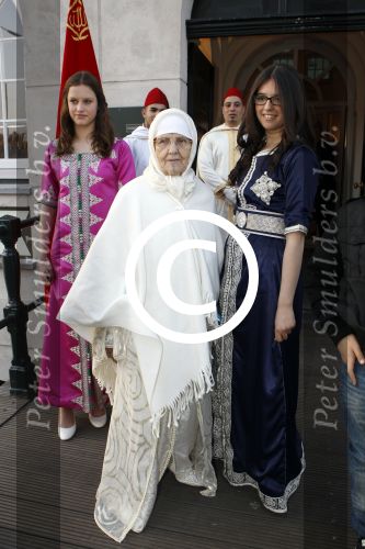 Amsterdam 5 april 2012
Najib Amhali en zijn vrouw Niama Elbhari trouwen bij het scheepvaartmuseum. oma
Peter Smulders bv