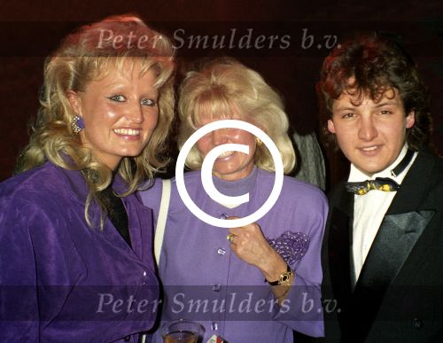amsterdam, 16 April 1989
Rene Froger met zijn nieuwe vriendin Natasja Froger en haar moeder
@ Foto Peter Smulders BV
