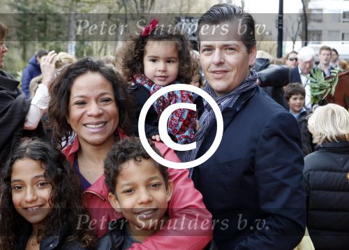 Zeist 1 april 2012
Premiere Dr Seuss in het Fiji theater in Zeist. Nurlaila met man en kinderen
Peter Smulders bv