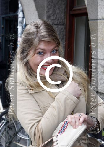 Amsterdam 10 april 2012
oa Maria Kooistra loopt op blote voeten door Amsterdam. Pauline Wingelaar
Peter Smulders bv