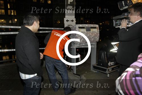 Amsterdam, 20 Maart 2012
Introductie Nederlandse Vogue
Post Beambte TNT probeert de bus te openen om zijn post mee te kunnen nemen.
Vogue heeft alles afgeplakt
Foto Peter Smulders BV