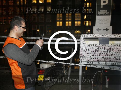 Amsterdam, 20 Maart 2012
Introductie Nederlandse Vogue
Post Beambte TNT probeert de bus te openen om zijn post mee te kunnen nemen.
Vogue heeft alles afgeplakt
Foto Peter Smulders BV