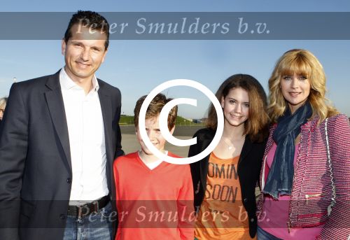 Leiden Valkenburg 25 maart 2012
500e voorstelling van Soldaat van oranje. Richard Krajicek en Daphne Deckers met kinderen
Peter Smulders bv