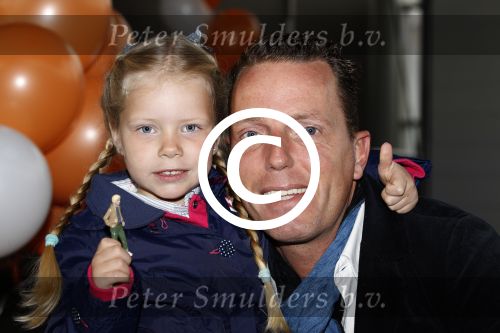 Scheveningen Den Haag 7 april 2012
Heropening Madurodam met oa aanwezig Humberto Tan met vrouw en kinderen Wendy v Dijk en Erland Galjaard met dochter Lizzy en Rob Geus met zijn dochter.
Peter Smulders bv