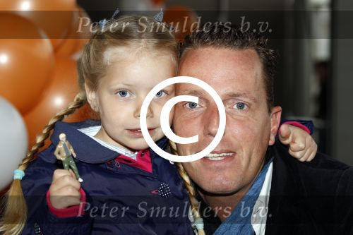 Scheveningen Den Haag 7 april 2012
Heropening Madurodam met oa aanwezig Humberto Tan met vrouw en kinderen Wendy v Dijk en Erland Galjaard met dochter Lizzy en Rob Geus met zijn dochter.
Peter Smulders bv