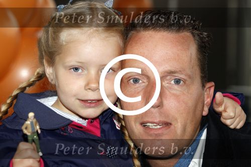 Scheveningen Den Haag 7 april 2012
Heropening Madurodam met oa aanwezig Humberto Tan met vrouw en kinderen Wendy v Dijk en Erland Galjaard met dochter Lizzy en Rob Geus met zijn dochter.
Peter Smulders bv