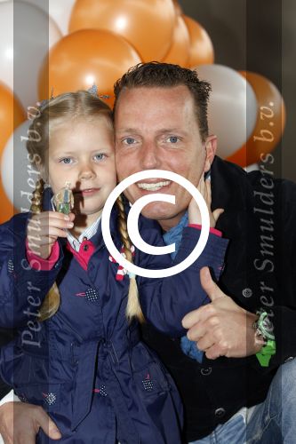 Scheveningen Den Haag 7 april 2012
Heropening Madurodam met oa aanwezig Humberto Tan met vrouw en kinderen Wendy v Dijk en Erland Galjaard met dochter Lizzy en Rob Geus met zijn dochter.
Peter Smulders bv