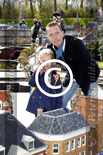 Scheveningen Den Haag 7 april 2012
Heropening Madurodam met oa aanwezig Humberto Tan met vrouw en kinderen Wendy v Dijk en Erland Galjaard met dochter Lizzy en Rob Geus met zijn dochter.
Peter Smulders bv