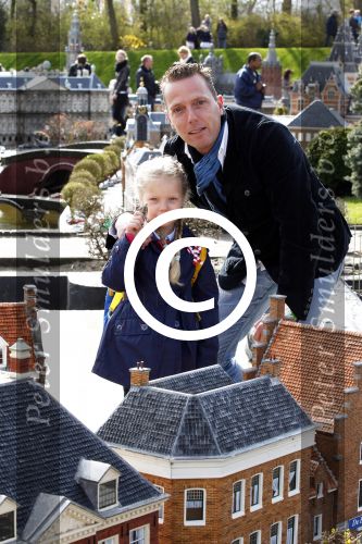 Scheveningen Den Haag 7 april 2012
Heropening Madurodam met oa aanwezig Humberto Tan met vrouw en kinderen Wendy v Dijk en Erland Galjaard met dochter Lizzy en Rob Geus met zijn dochter.
Peter Smulders bv