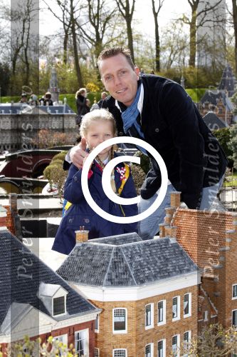 Scheveningen Den Haag 7 april 2012
Heropening Madurodam met oa aanwezig Humberto Tan met vrouw en kinderen Wendy v Dijk en Erland Galjaard met dochter Lizzy en Rob Geus met zijn dochter.
Peter Smulders bv