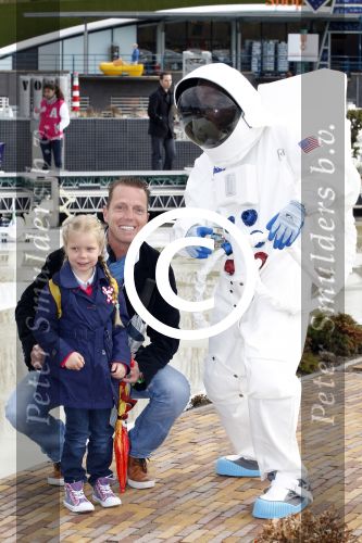 Scheveningen Den Haag 7 april 2012
Heropening Madurodam met oa aanwezig Humberto Tan met vrouw en kinderen Wendy v Dijk en Erland Galjaard met dochter Lizzy en Rob Geus met zijn dochter.
Peter Smulders bv