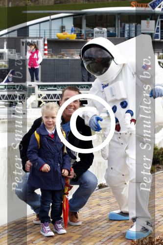 Scheveningen Den Haag 7 april 2012
Heropening Madurodam met oa aanwezig Humberto Tan met vrouw en kinderen Wendy v Dijk en Erland Galjaard met dochter Lizzy en Rob Geus met zijn dochter.
Peter Smulders bv