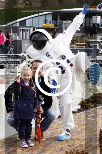 Scheveningen Den Haag 7 april 2012
Heropening Madurodam met oa aanwezig Humberto Tan met vrouw en kinderen Wendy v Dijk en Erland Galjaard met dochter Lizzy en Rob Geus met zijn dochter.
Peter Smulders bv