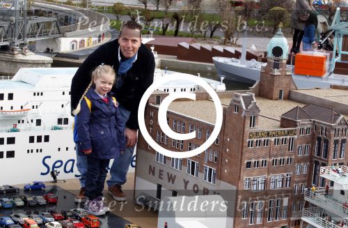 Scheveningen Den Haag 7 april 2012
Heropening Madurodam met oa aanwezig Humberto Tan met vrouw en kinderen Wendy v Dijk en Erland Galjaard met dochter Lizzy en Rob Geus met zijn dochter.
Peter Smulders bv