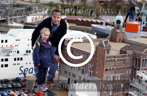 Scheveningen Den Haag 7 april 2012
Heropening Madurodam met oa aanwezig Humberto Tan met vrouw en kinderen Wendy v Dijk en Erland Galjaard met dochter Lizzy en Rob Geus met zijn dochter.
Peter Smulders bv