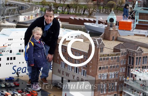 Scheveningen Den Haag 7 april 2012
Heropening Madurodam met oa aanwezig Humberto Tan met vrouw en kinderen Wendy v Dijk en Erland Galjaard met dochter Lizzy en Rob Geus met zijn dochter.
Peter Smulders bv