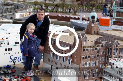 Scheveningen Den Haag 7 april 2012
Heropening Madurodam met oa aanwezig Humberto Tan met vrouw en kinderen Wendy v Dijk en Erland Galjaard met dochter Lizzy en Rob Geus met zijn dochter.
Peter Smulders bv