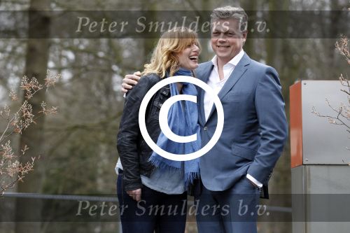 Hilversum 4 april 2012
Roelof Hemmen met zijn nieuwe vrienin Marjon op het mediapark.
Peter Smulders bv