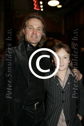 Amsterdam 21 noveber 2005
Premiere Harry Potter in Tuschinski.
Roland Jan Heyn met zoon
Peter Smulders bv