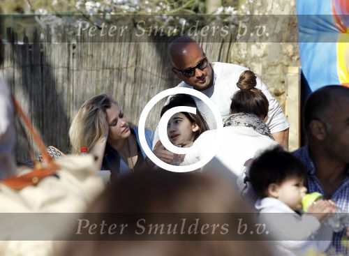 Amsterdam 25 maart 2012
Steve te Pas en Maria Kooistra met kinderen in het vondelpark.
Peter Smulders bv