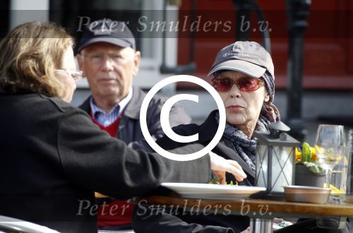 Amsterdam 27 maart 2012
Sylvia Kristel geniet op een terras van het zonnetje.
Peter Smulders bv