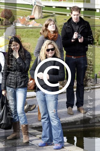 Scheveningen Den Haag 7 april 2012
Heropening Madurodam met oa aanwezig Humberto Tan met vrouw en kinderen Wendy v Dijk en Erland Galjaard met dochter Lizzy en Rob Geus met zijn dochter.. Philippe Remarque met zijn vrouw Sylvia Witteman en hun kinderen
Peter Smulders bv