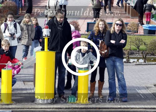 Scheveningen Den Haag 7 april 2012
Heropening Madurodam met oa aanwezig Humberto Tan met vrouw en kinderen Wendy v Dijk en Erland Galjaard met dochter Lizzy en Rob Geus met zijn dochter.. Philippe Remarque met zijn vrouw Sylvia Witteman en hun kinderen
Peter Smulders bv