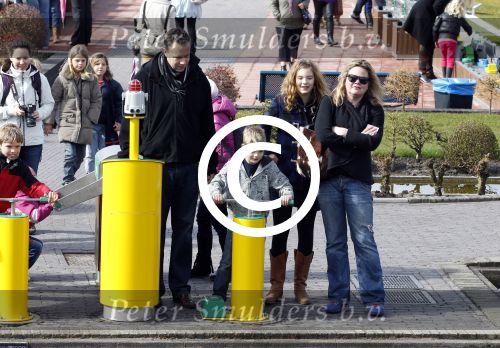 Scheveningen Den Haag 7 april 2012
Heropening Madurodam met oa aanwezig Humberto Tan met vrouw en kinderen Wendy v Dijk en Erland Galjaard met dochter Lizzy en Rob Geus met zijn dochter.. Philippe Remarque met zijn vrouw Sylvia Witteman en hun kinderen
Peter Smulders bv
