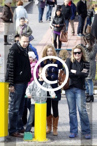Scheveningen Den Haag 7 april 2012
Heropening Madurodam met oa aanwezig Humberto Tan met vrouw en kinderen Wendy v Dijk en Erland Galjaard met dochter Lizzy en Rob Geus met zijn dochter.. Philippe Remarque met zijn vrouw Sylvia Witteman en hun kinderen
Peter Smulders bv