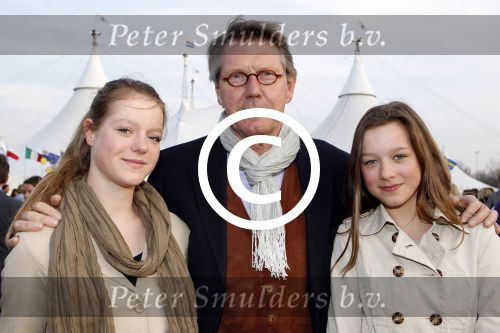 Amsterdam 27 maart 2012
Premiere cirque du Soleil bij de amsterdam Arena. Ursul de Geer met dochters
Peter Smulders bv