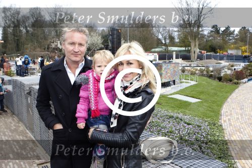 Scheveningen Den Haag 7 april 2012
Heropening Madurodam met oa aanwezig Humberto Tan met vrouw en kinderen Wendy v Dijk en Erland Galjaard met dochter Lizzy en Rob Geus met zijn dochter.
Peter Smulders bv