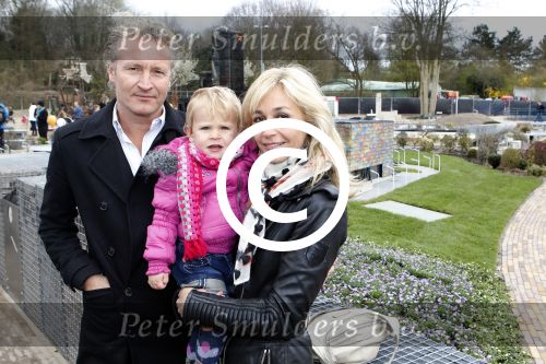 Scheveningen Den Haag 7 april 2012
Heropening Madurodam met oa aanwezig Humberto Tan met vrouw en kinderen Wendy v Dijk en Erland Galjaard met dochter Lizzy en Rob Geus met zijn dochter.
Peter Smulders bv