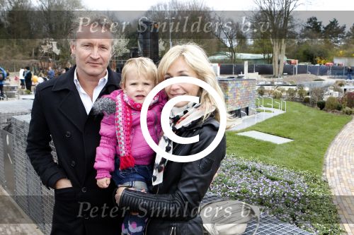 Scheveningen Den Haag 7 april 2012
Heropening Madurodam met oa aanwezig Humberto Tan met vrouw en kinderen Wendy v Dijk en Erland Galjaard met dochter Lizzy en Rob Geus met zijn dochter.
Peter Smulders bv